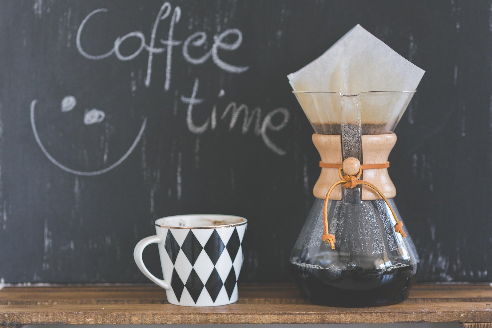 A minimalist coffee-themed high-resolution wallpaper, 10 of 63.